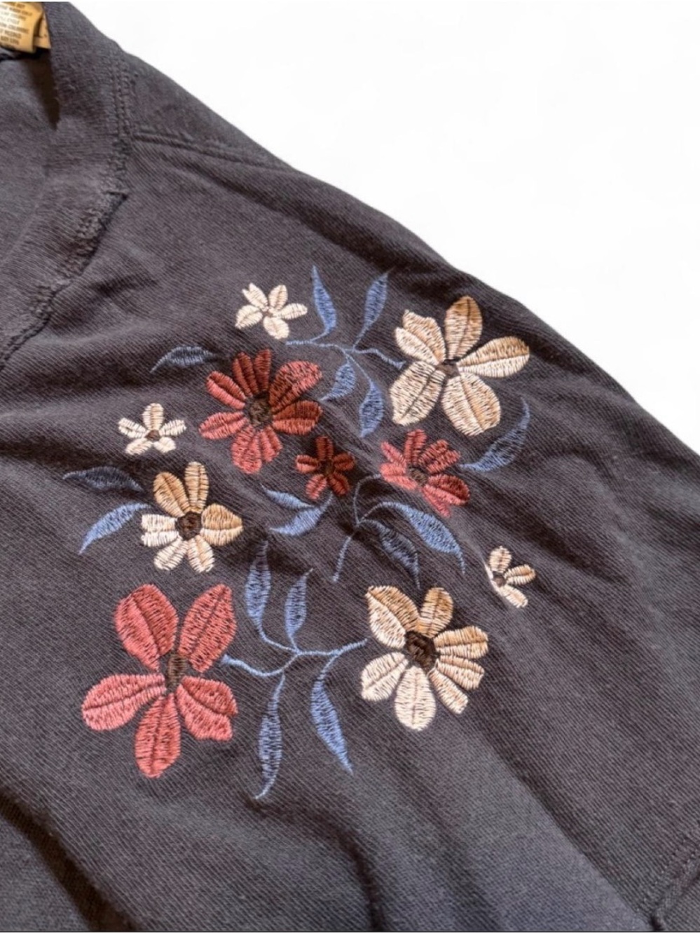 Festi by Torrid black/gray short sleeve tee with floral embroidery Torrid Size 3 - Picture 6 of 9
